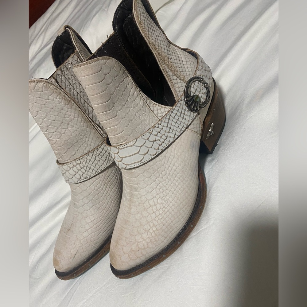 Lane booties